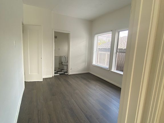 5th image of 4367 Oakwood Ave #102