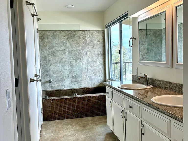 Bathroom 3 (Master)