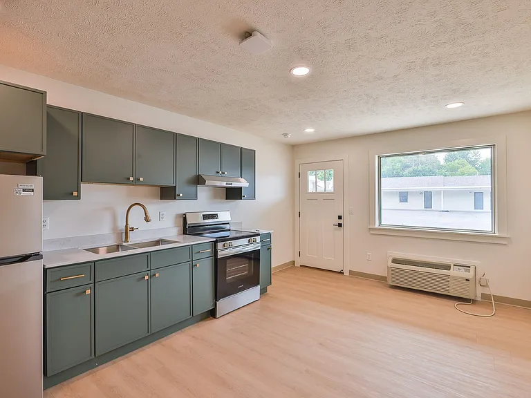551 Elm St #4 — Photo 1