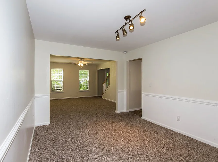 4 bed, 2.5 bath, 2024 sqft, $2,320 — Photo 3