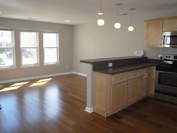 Kitchen/Dining area with bar
