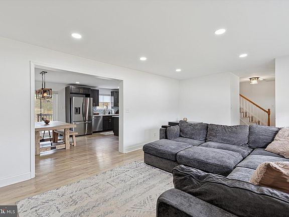 4th image of 3023 Eisenhower Rd