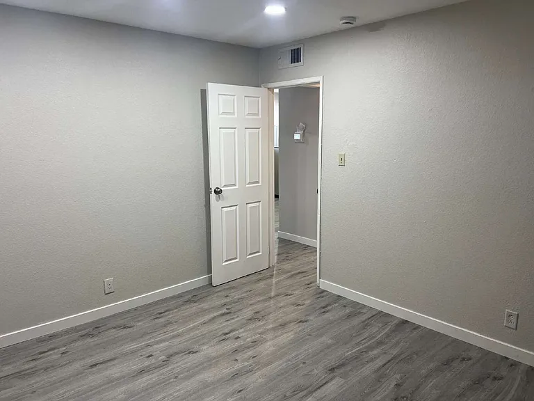 3350 Cambridge St #4 — Photo 14