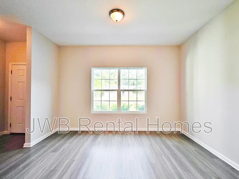 7104 Matthew St — Photo 4
