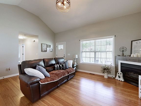 3rd image of 990 Mayes Dr
