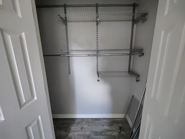 1468 Parkview Dr — Photo 2