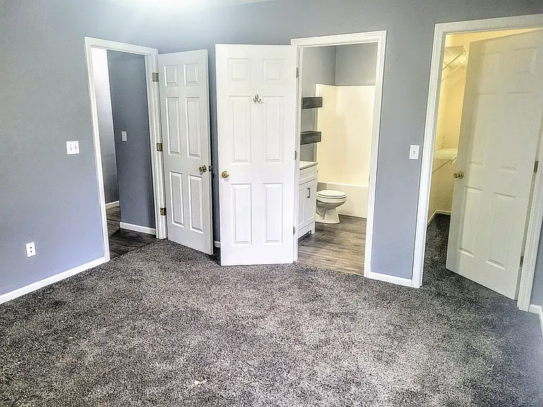 1128 Leonard Ave — Photo 3