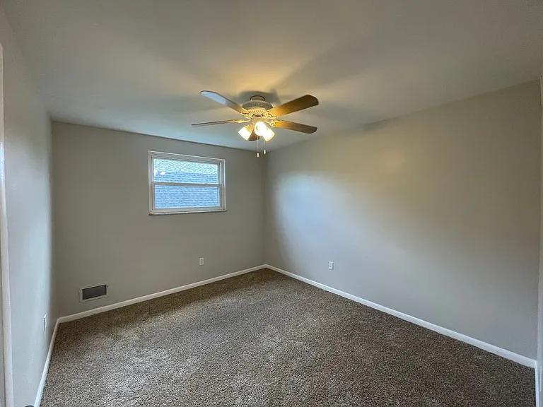 112 Woodlawn - (06107) — Photo 12