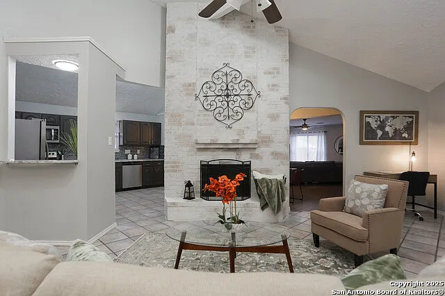4 bed, 2.0 bath, 2000 sqft, $3,000 — Photo 2