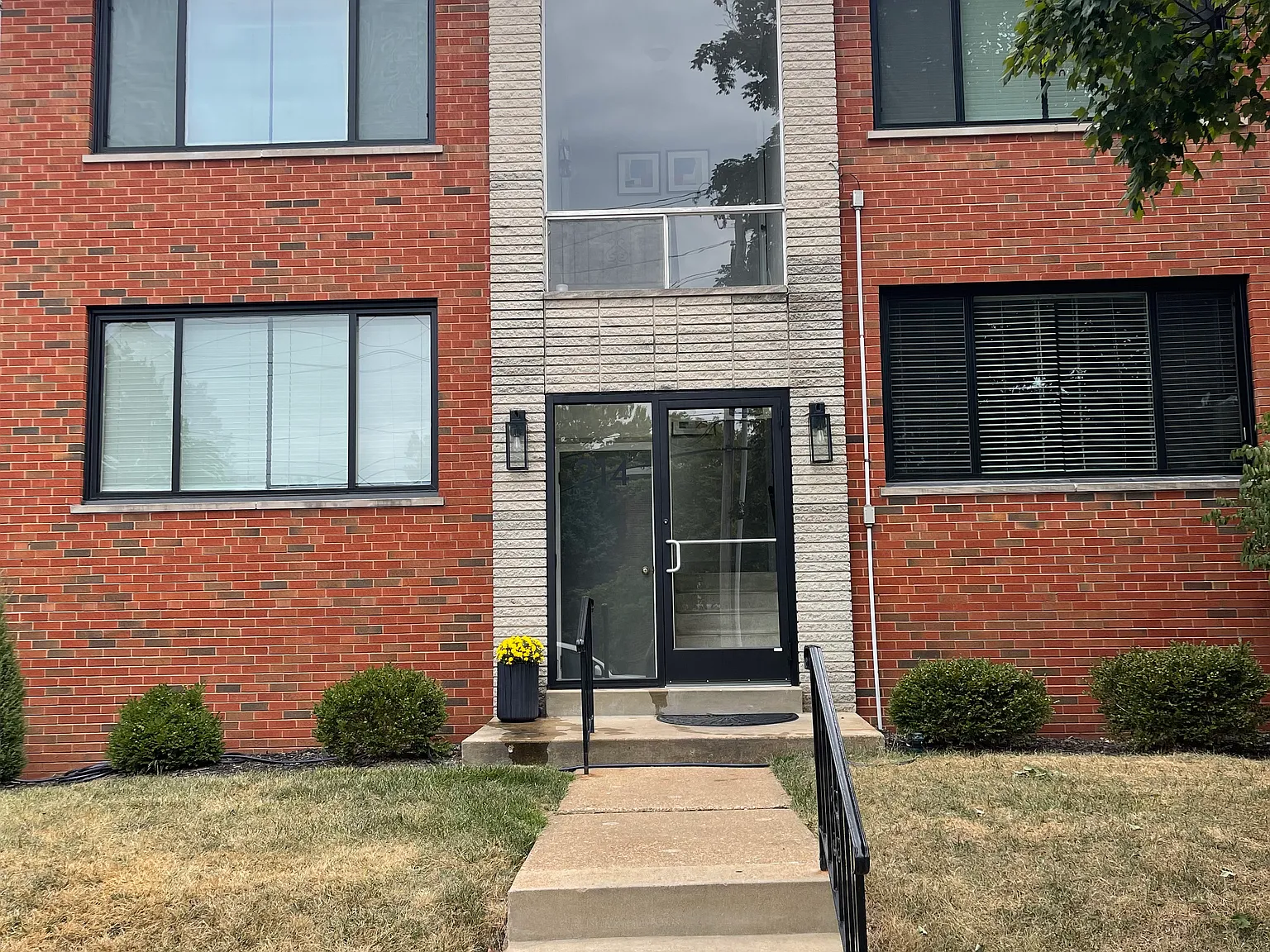 1 bed, 1050 sqft, $1,450 — Photo 2