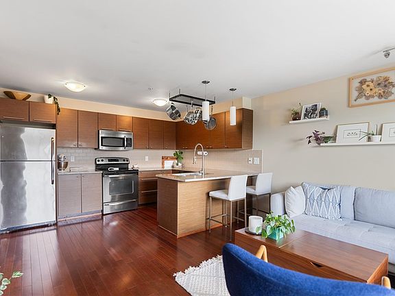 3rd image of 1315 Esquimalt Rd #217