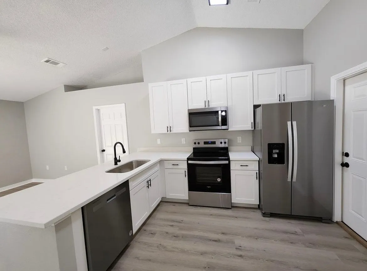 4 bed, 1244 sqft, $2,000 — Photo 3