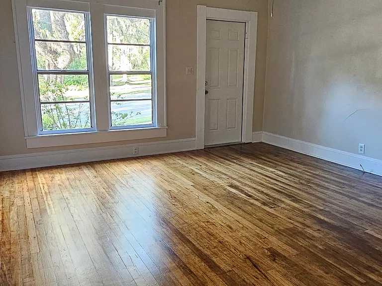 406 E Jefferson St — Photo 4