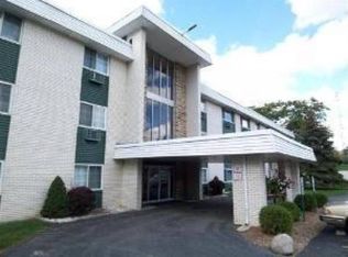 375 W Winchester Rd APT 210, Libertyville, IL 60048