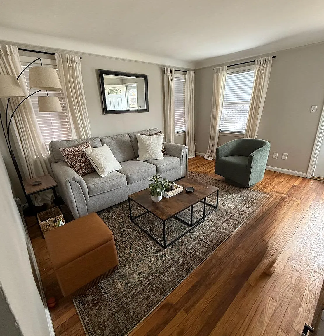 3 bed, 1.0 bath, 1076 sqft, $2,000 — Photo 2