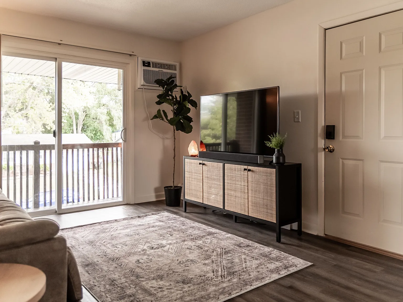 2 bed, 1.0 bath, 700 sqft, $800 — Photo 3
