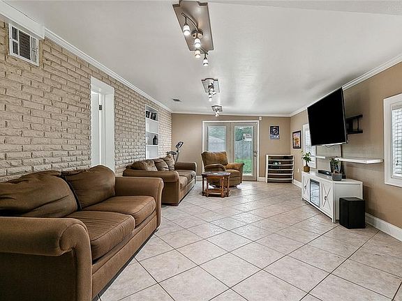 3rd image of 1357 Maplewood Dr