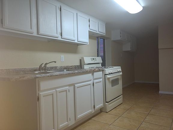 3rd image of 2422 Montana Ave #B