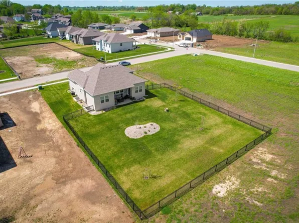 1814 Woodward Cir, Raymore, MO 64083