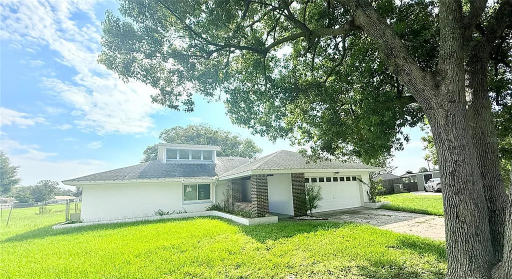 3 bed, 2.0 bath, 1374 sqft, $2,300 — Photo 2