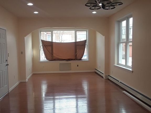 5th image of 2068 42nd St #1