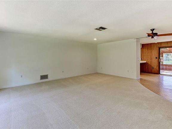 3rd image of 1308 Holly Dr