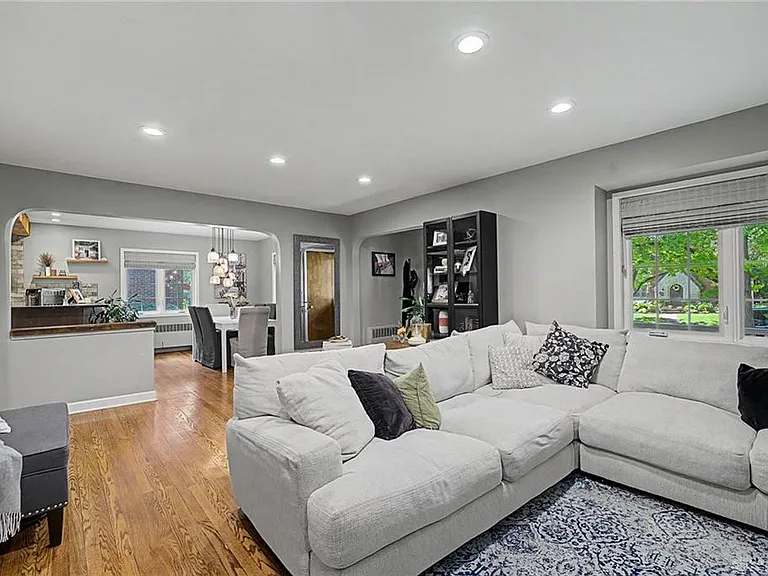 333 Thruston Blvd E — Photo 9