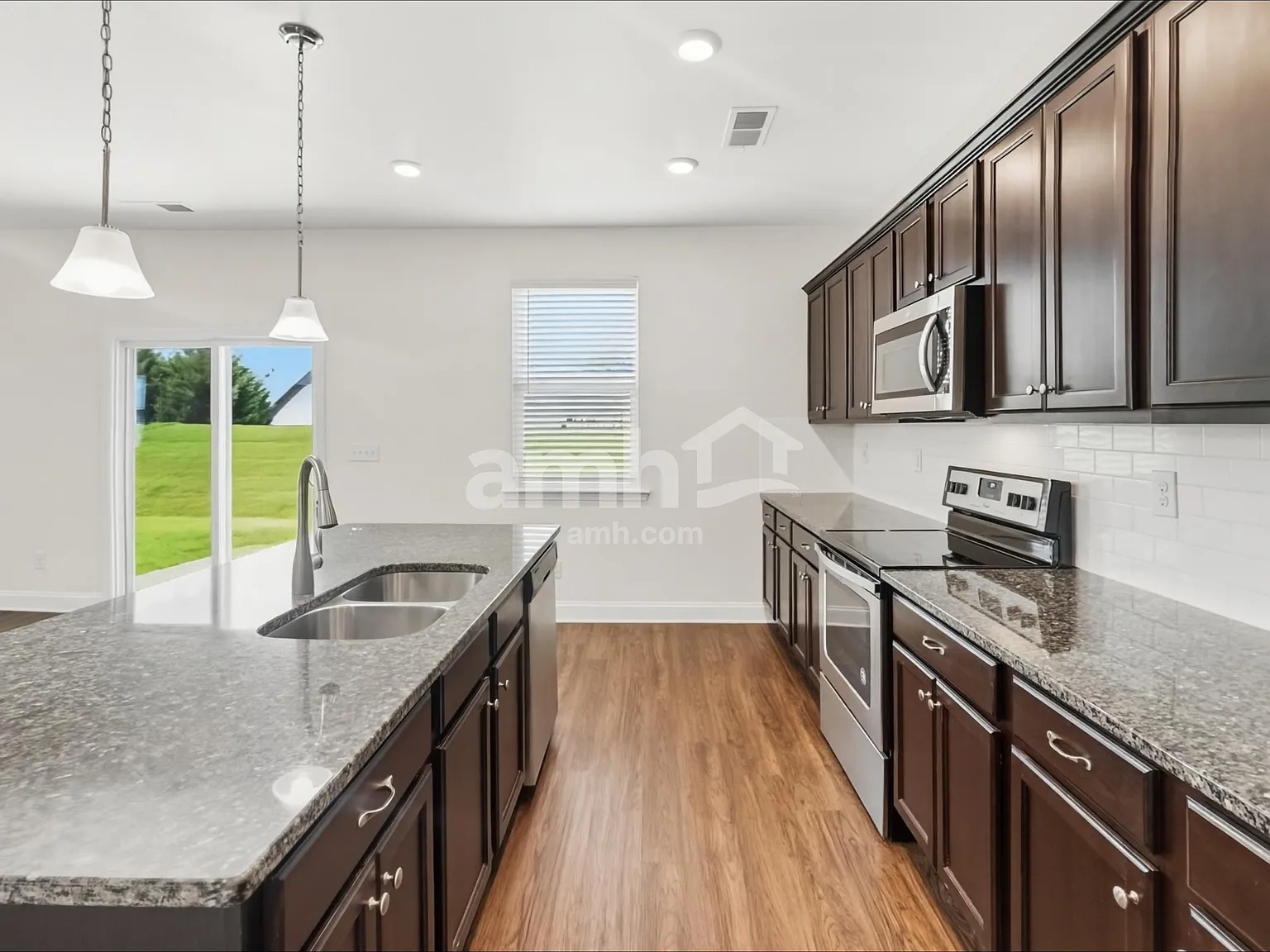 5 bed, 3.0 bath, 2400 sqft, $2,570 — Photo 4