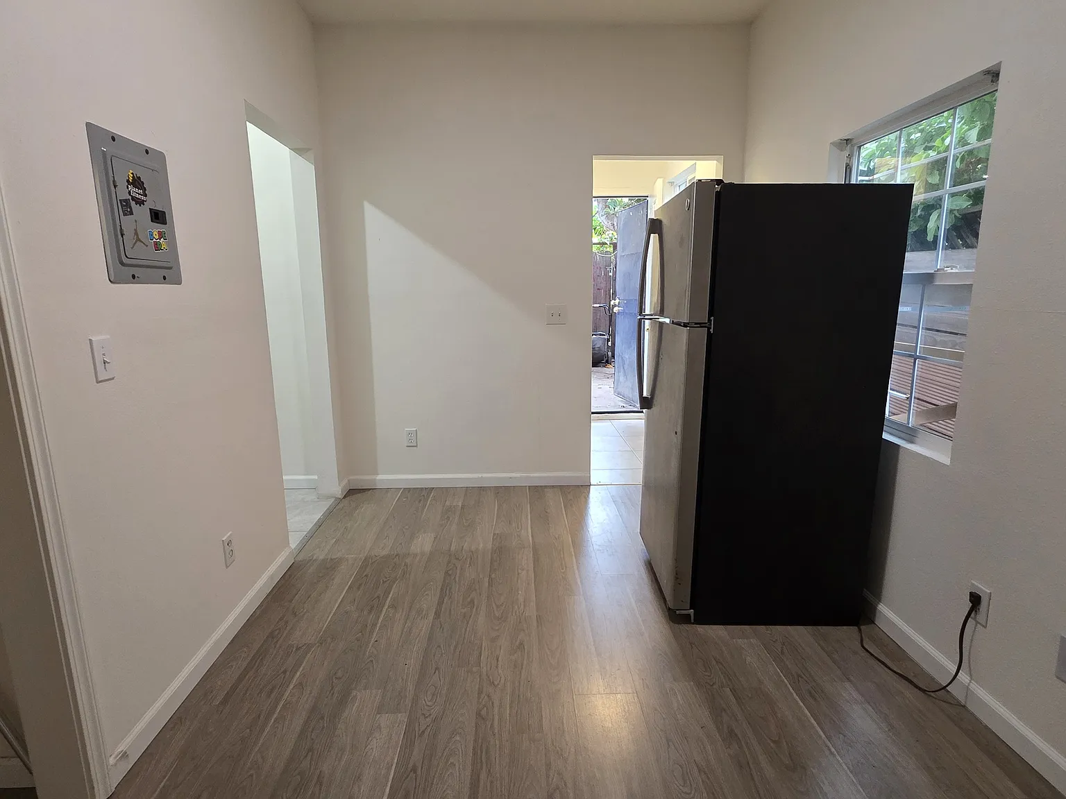 Studio, $1,000 — Photo 1