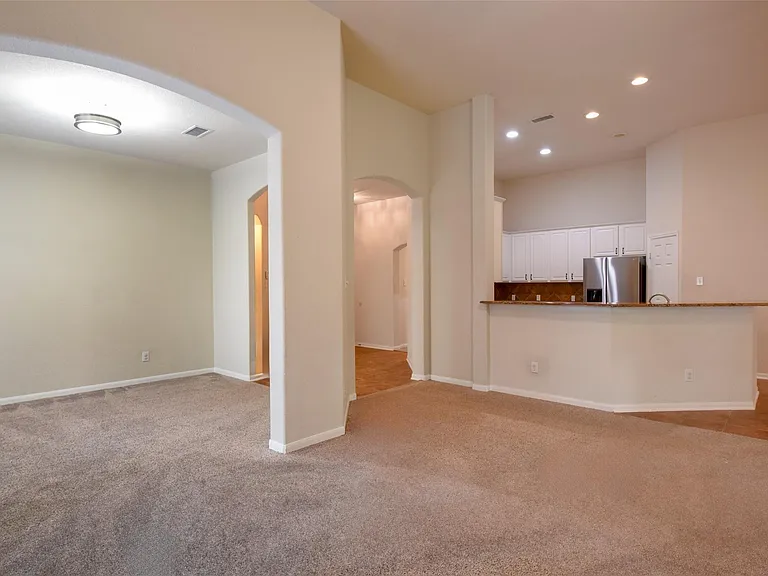 22 Hobbit Glen Dr — Photo 5
