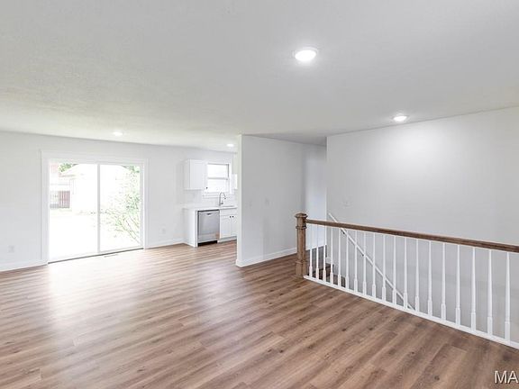 4th image of 1037 Deerfield Dr
