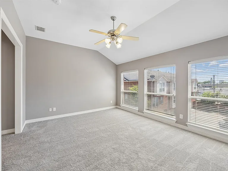 3943 N Hall St — Photo 22