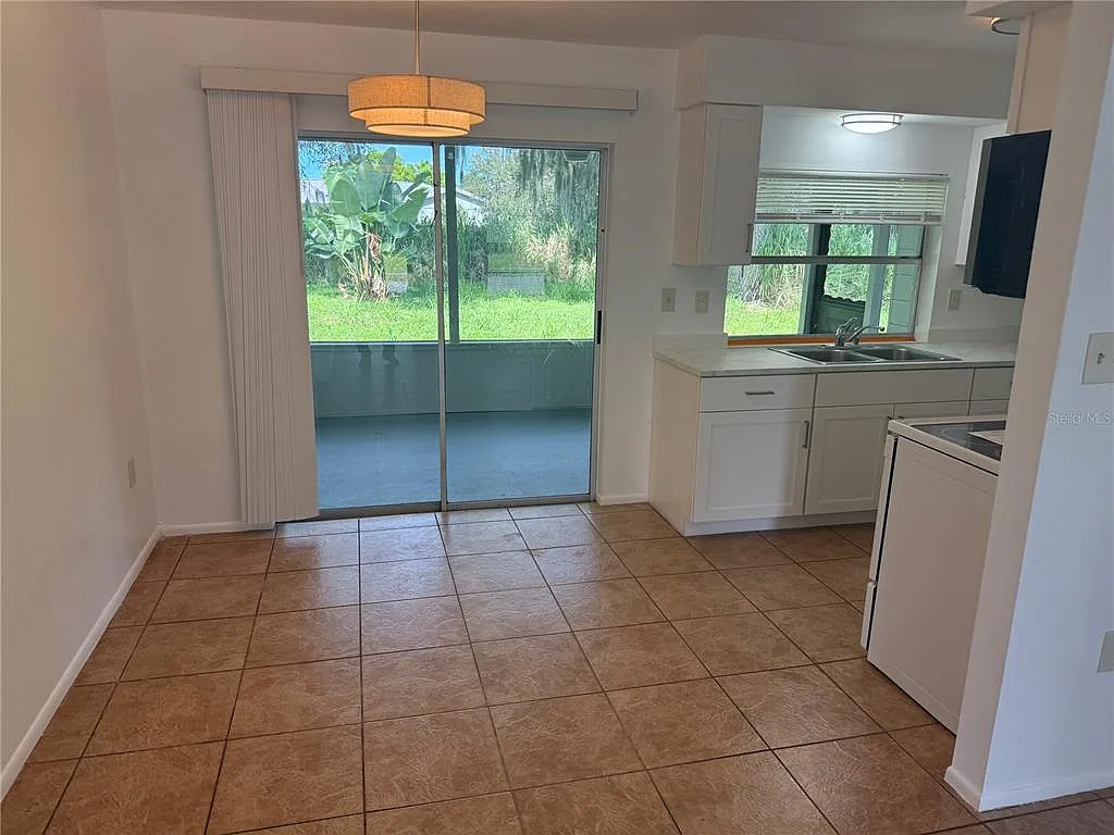 3 bed, 2.0 bath, 1076 sqft, $2,400 — Photo 4
