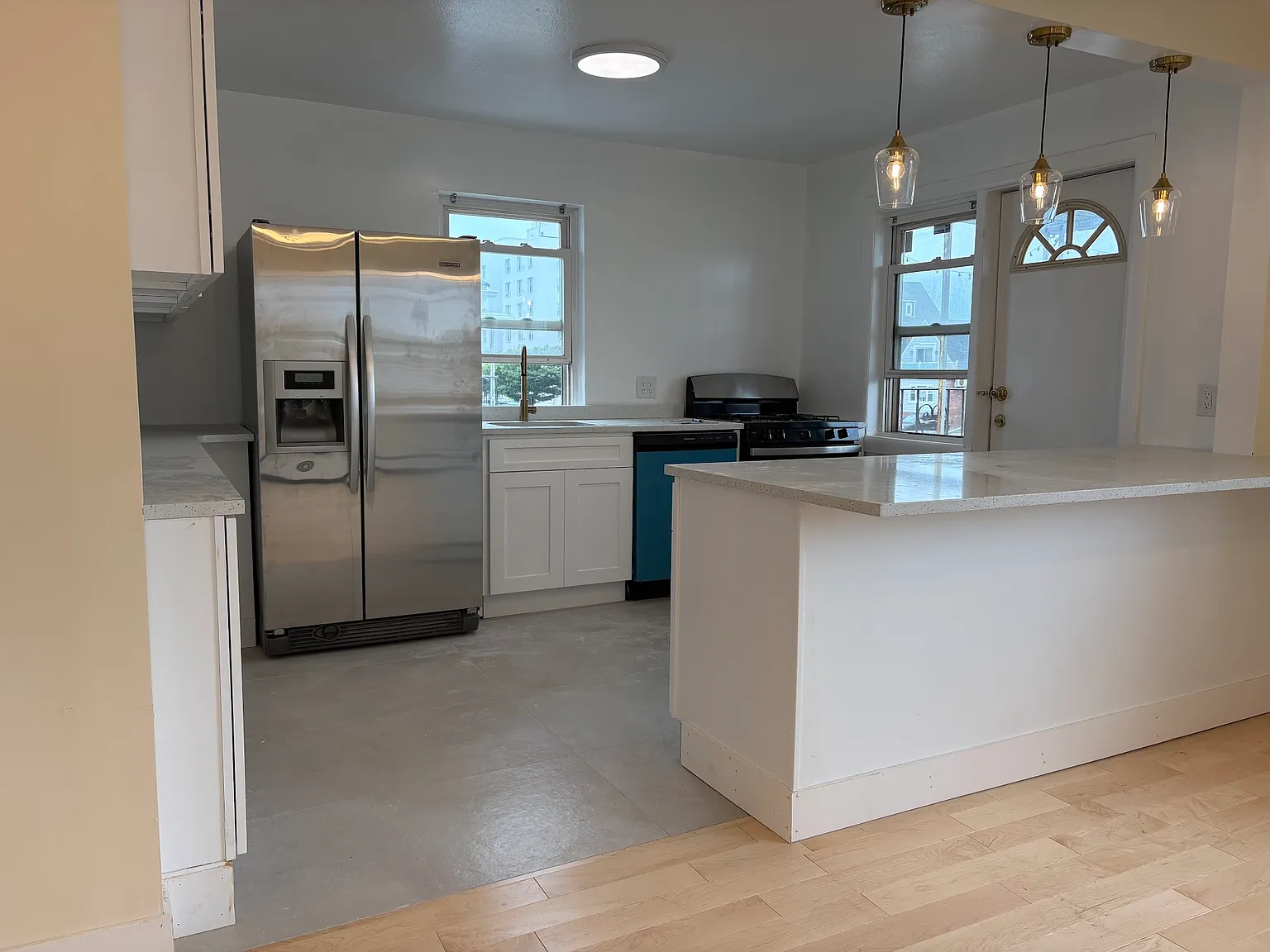 260 E Broadway — Photo 2
