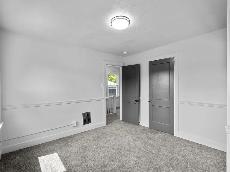 1303 Woodlawn Ave — Photo 8