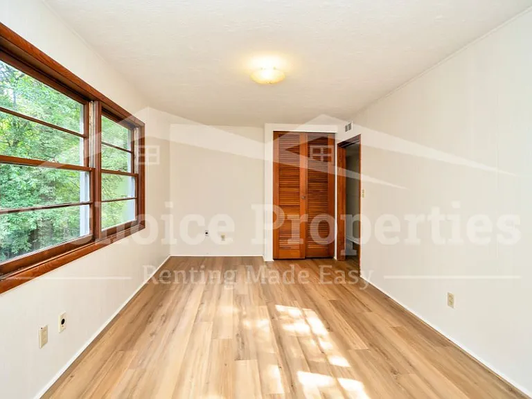 1321 Hatfield Ln — Photo 8