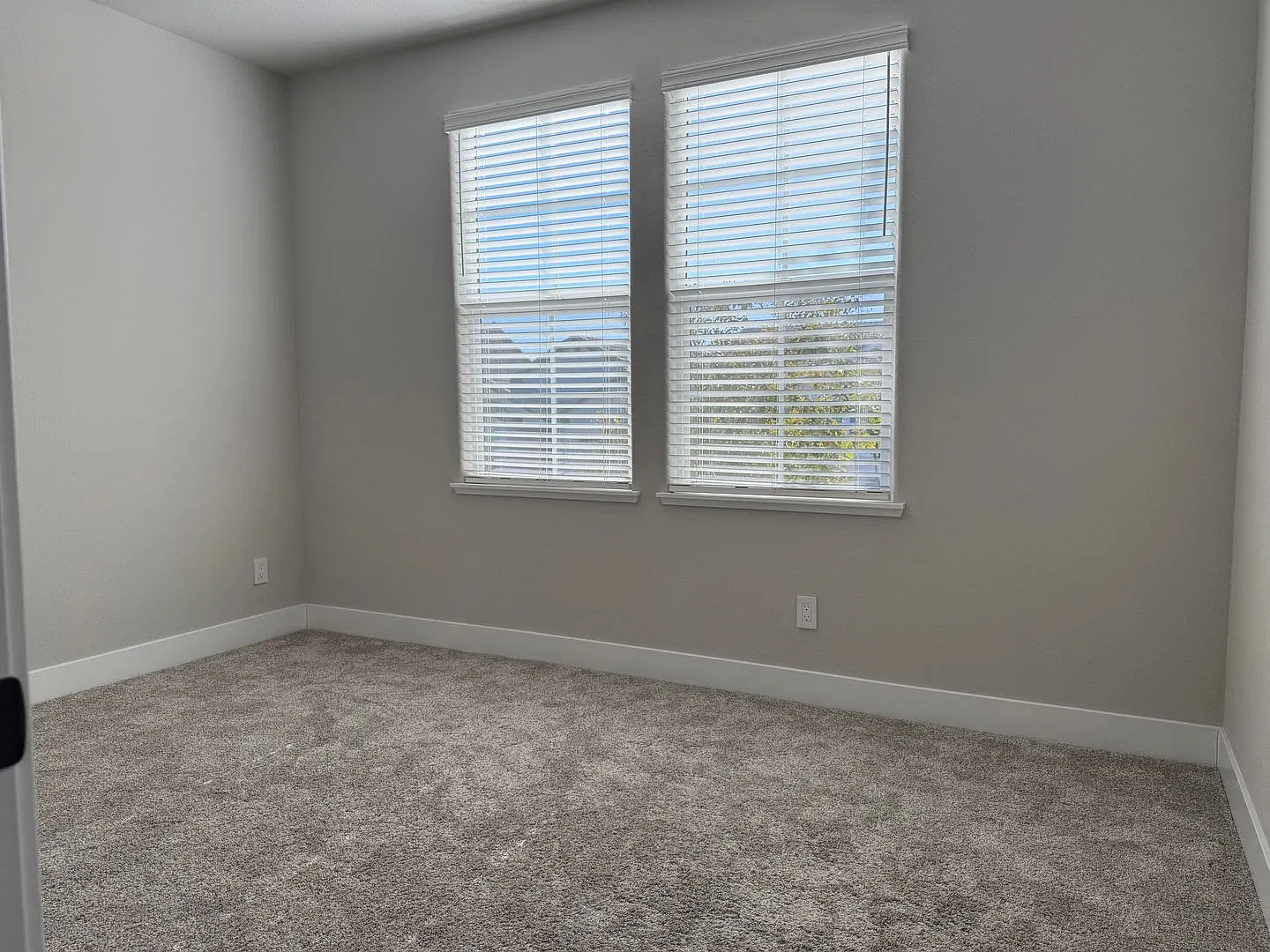 Beautiful Whitney Ranch home with solar and EV charger! — Photo 2