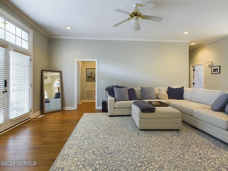 4 McQueen Pl — Photo 15
