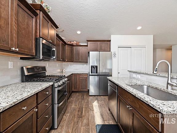 4th image of 507 Alpine Lake St