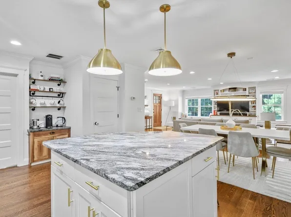 84 Washington St, Sherborn, MA 01770