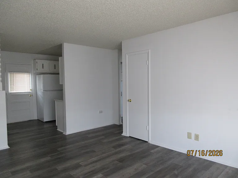 Large 2 Bedroom Rental — Photo 24