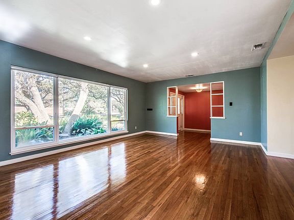4th image of 302 Tuxedo Ave