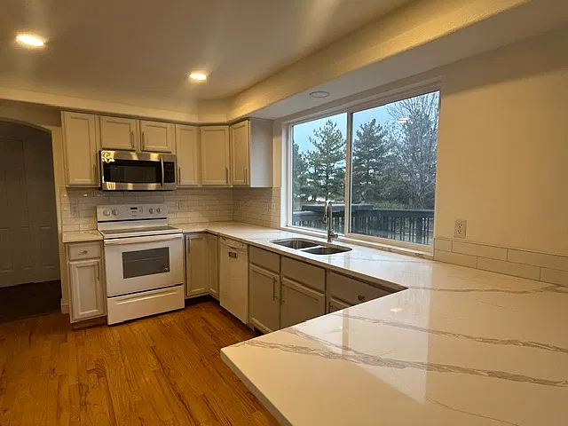 3 bed, 2.5 bath, 1782 sqft, $3,100 — Photo 3
