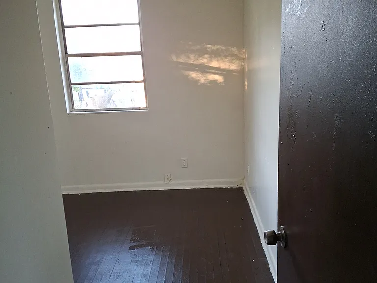 1185 W 22nd St — Photo 8