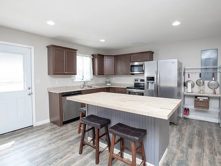 457 Reeves Dr — Photo 10