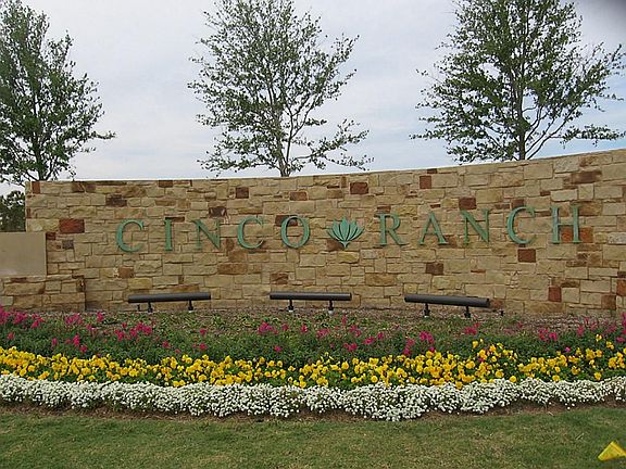 Great amenities in the neighborhood include Lakes, Beach Club, Golf Course, Waterpark & Nature Trail