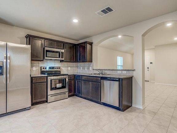 5th image of 2426 Lupton St