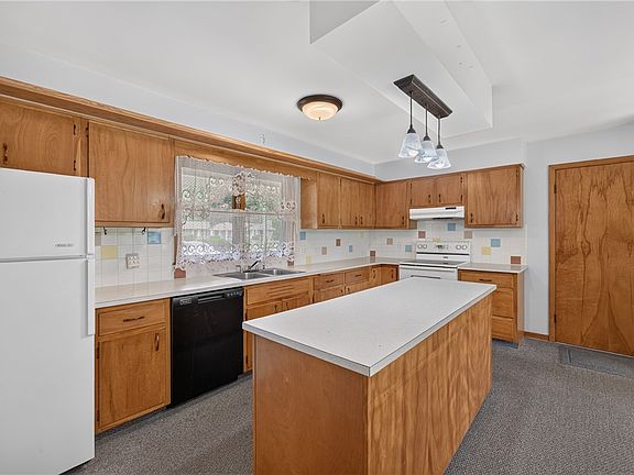 3rd image of 21 Evergreen Dr