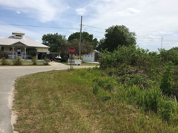 3rd image of 1051 Lake Carrie Dr