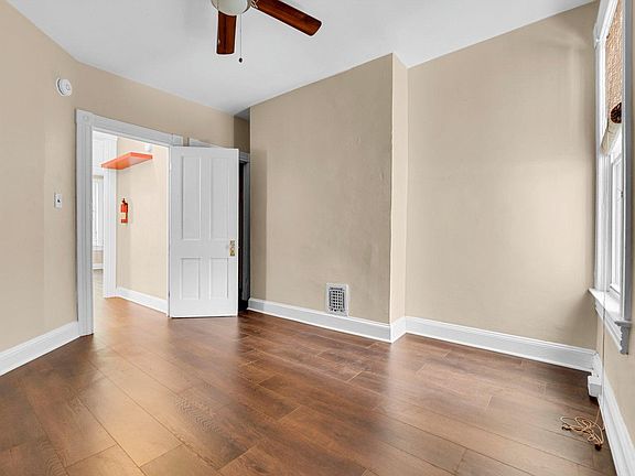 Second-floor Middle Bedroom